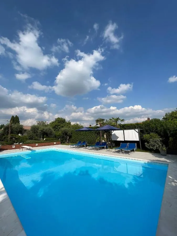 ベッド・アンド・ブレックファスト Villa Magnolia Garda Lake ソンマカンパーニャ